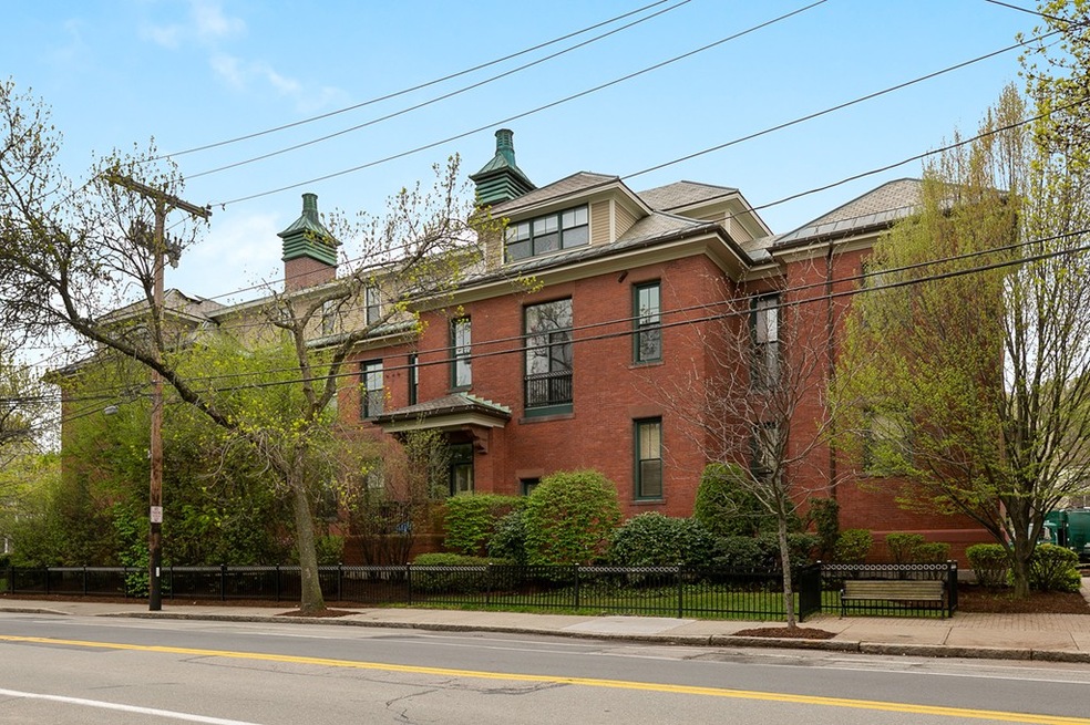 275 Cypress St unit 302, Brookline, MA 02445 - photo 1