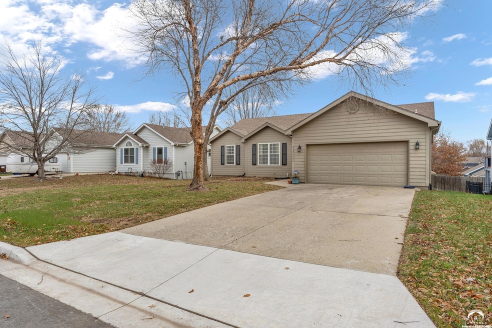 528 Durham Ct, Lawrence, KS 66049 - photo 1
