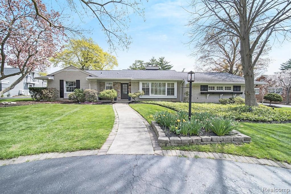 6315 E Surrey Rd, Bloomfield Hills, MI 48301 - photo 1