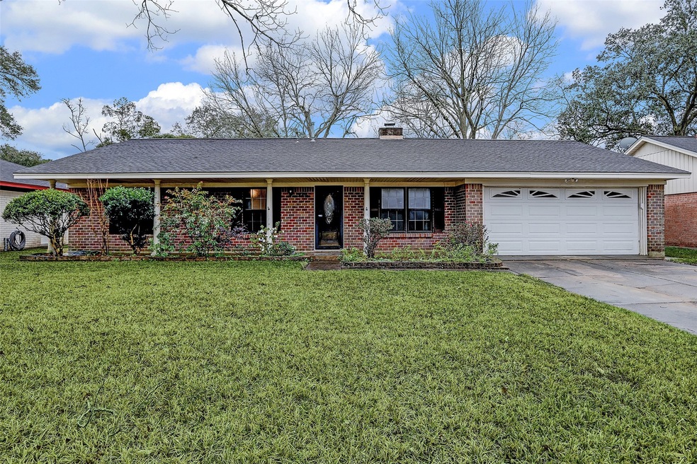 326 Hurstgreen Ln, Alvin, TX 77511 - photo 1