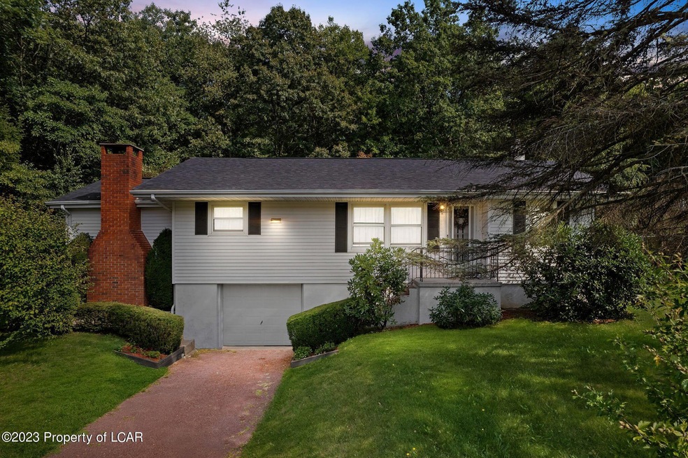 550 Woodlawn Ave, Mountain Top, PA 18707 - photo 1