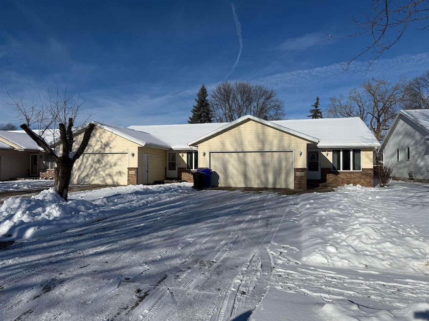 1424 W Weiland Ln, Appleton, WI 54914 - photo 1