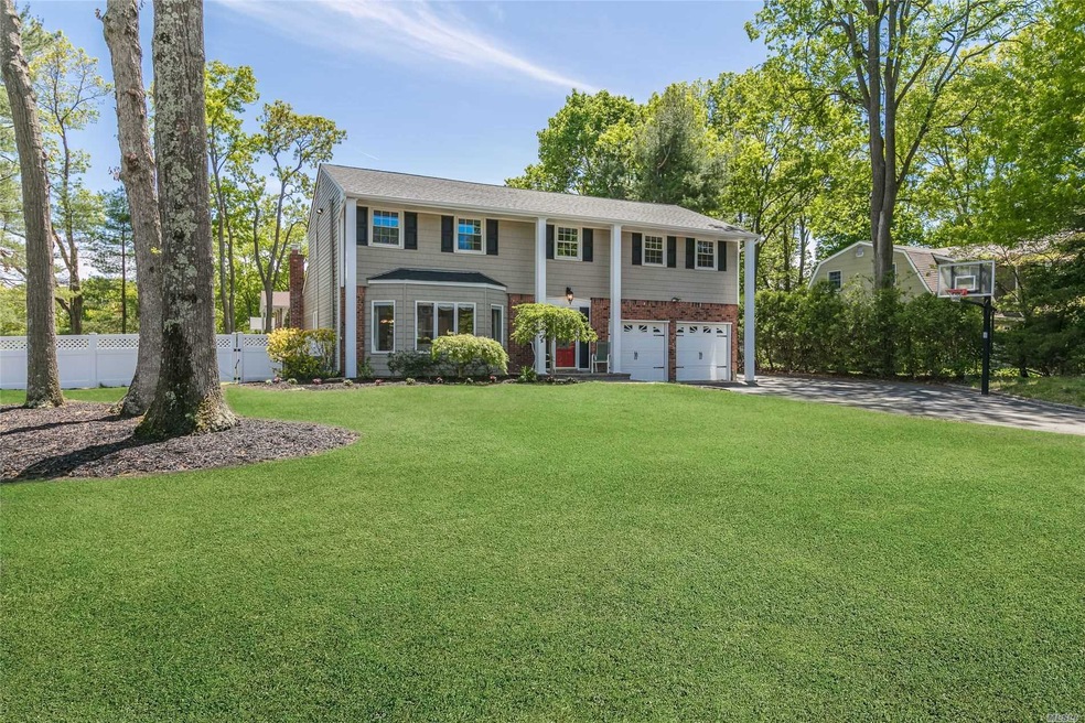 82 Wichard Blvd, ComMacK, NY 11725 - photo 1