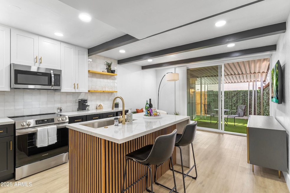 3002 N 32nd St unit 8, Phoenix, AZ 85018 - photo 1