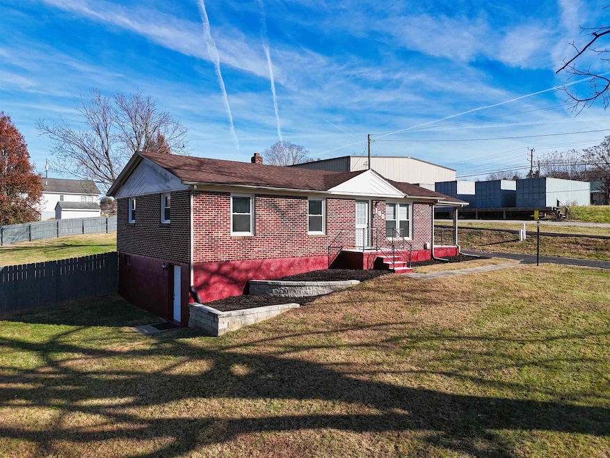 106 Montgomery St, Radford, VA 24141 - photo 1