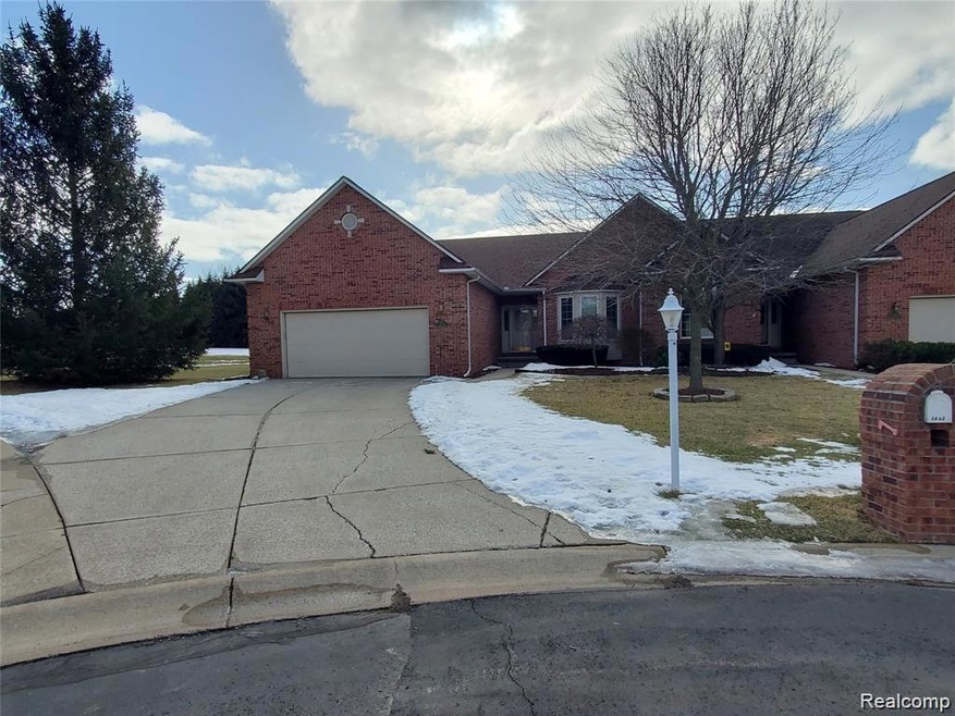1) Front Yard - 1502 Silverton Ct, Flint, MI (1).j