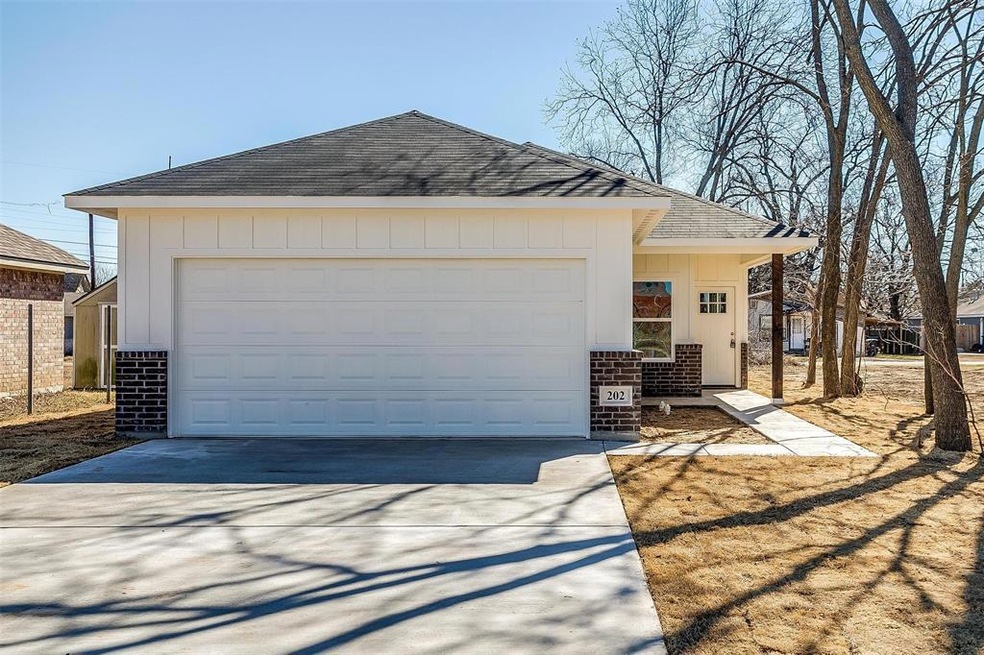 202 Hollingsworth St, Cleburne, TX 76031 - photo 1