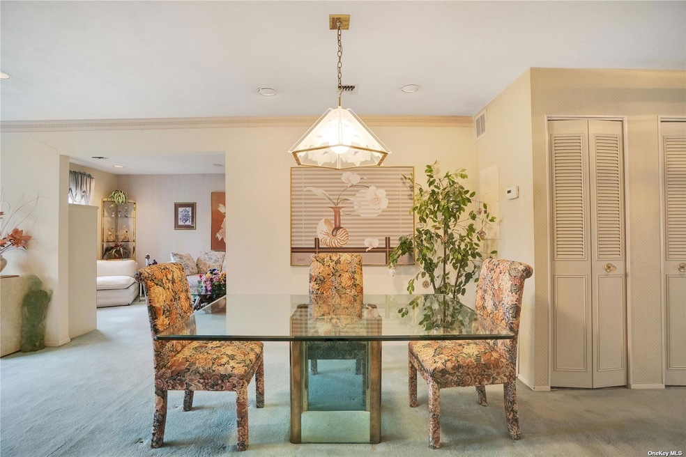 39 Cambridge Dr W unit 39, Copiague, NY 11726 - photo 1