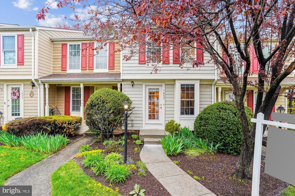 1637 Fieldthorn Dr, Reston, VA 20194 - photo 1