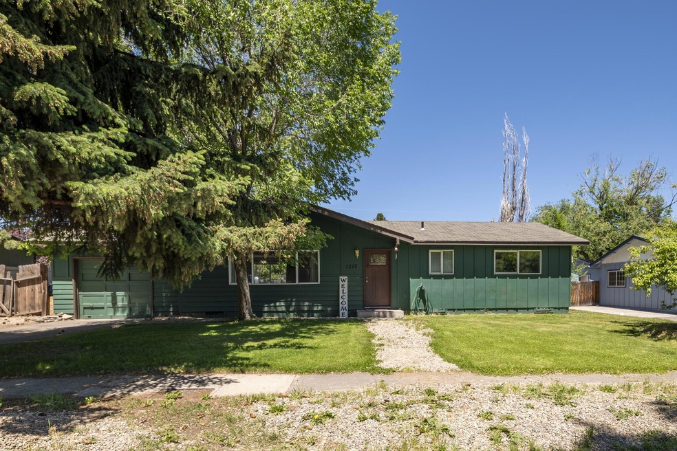 1212 NE Hollinshead Dr, Bend, OR 97701 - photo 1