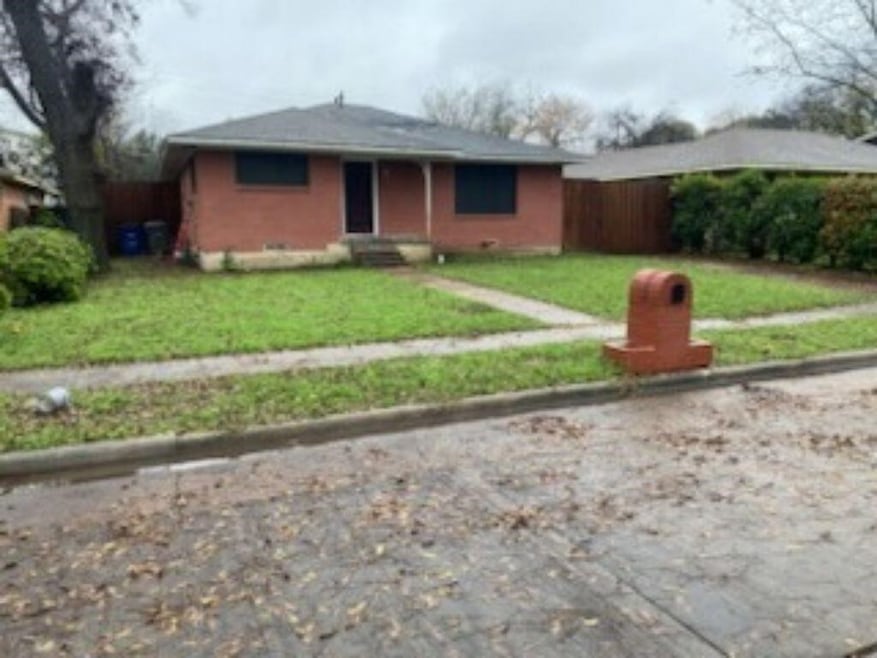 1114 E Five Mile Pkwy, Dallas, TX 75216 - photo 1