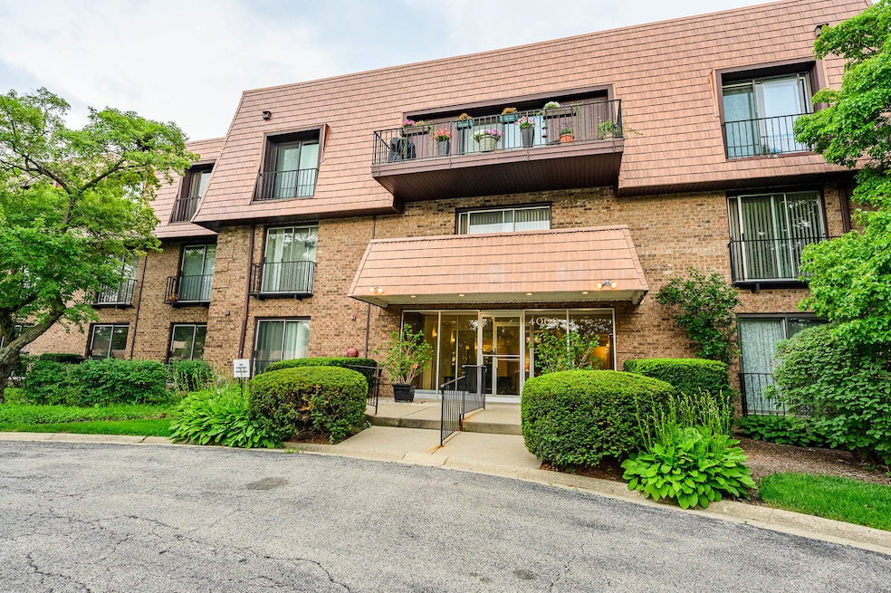 4000 Dundee Rd Unit 104B, Northbrook, IL 60062 | MLS# MRD11821374