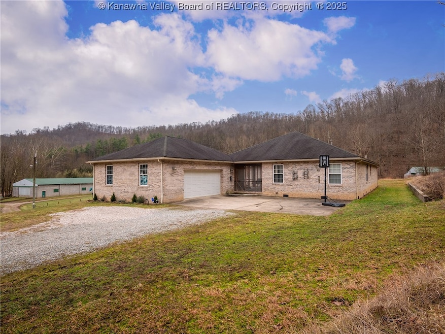 634 Hitch N Go Ln, Elkview, WV 25071 - photo 1