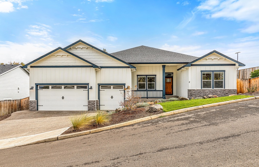 1300 Crestmont Pl, Eagle Point, OR 97524