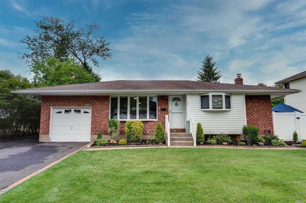 20 Valmont Ln, ComMacK, NY 11725 - photo 1