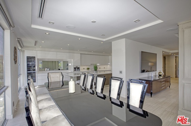 339 N Palm Dr unit 303, Beverly Hills, CA 90210 - photo 1