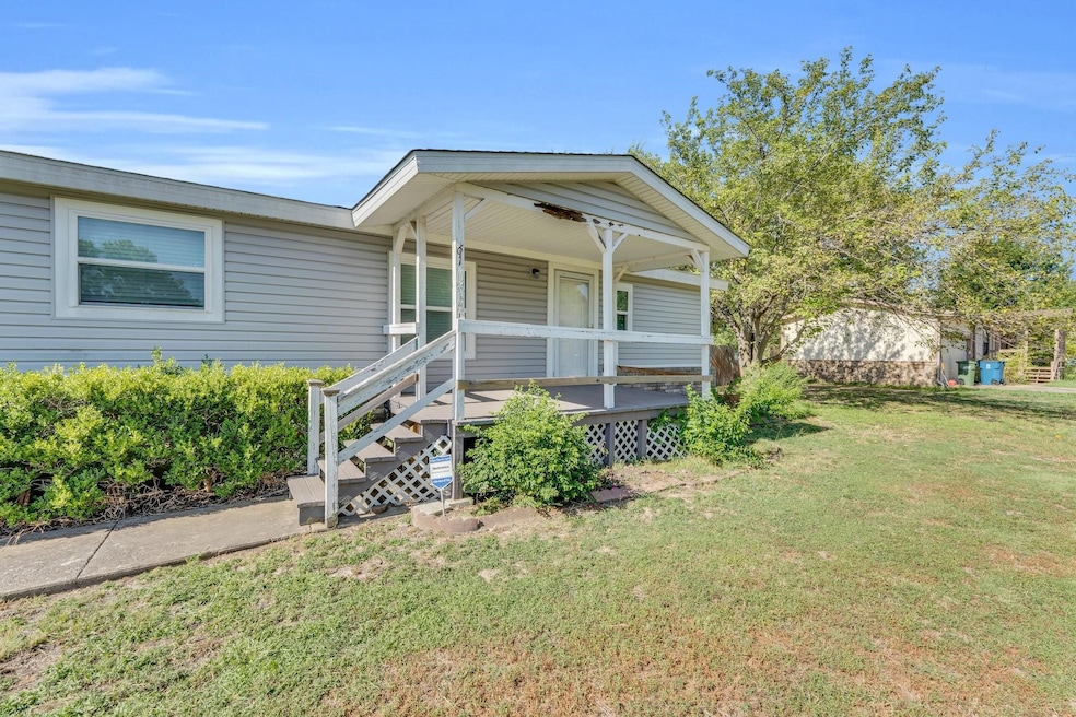 View of front facade featuring a front yard