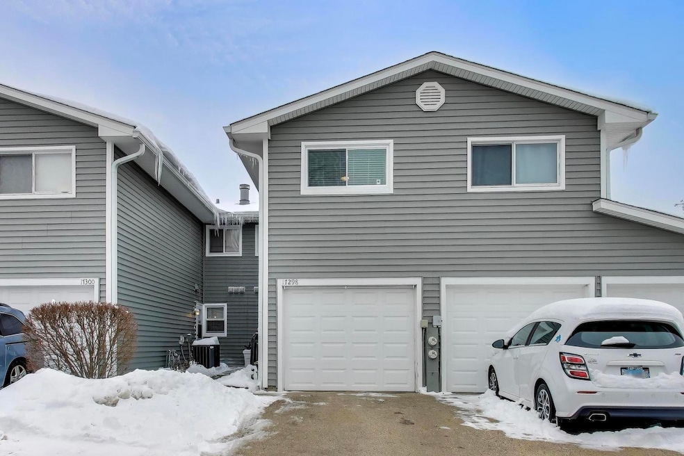 17298 W Maple Ln, Gurnee, IL 60031 - photo 1