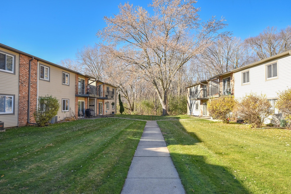 W170N11583 Armada Dr unit 16, Germantown, WI 53022 - photo 1