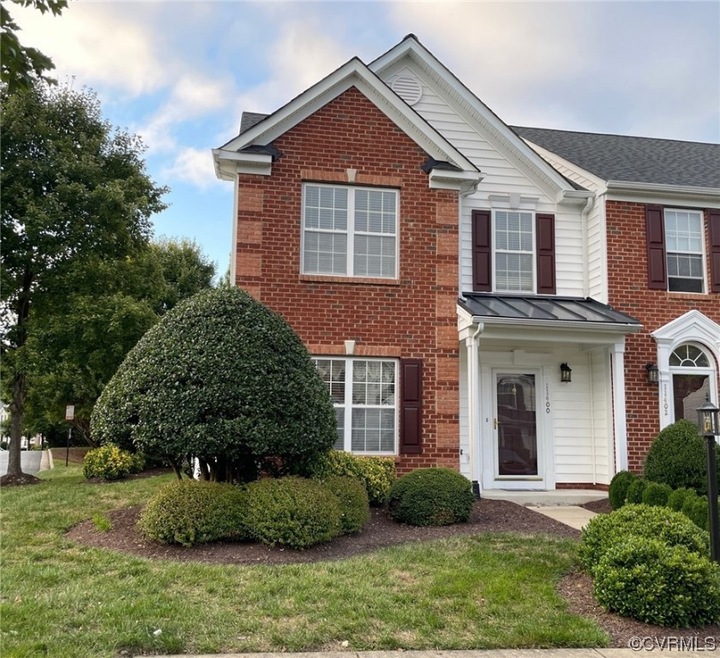 View of front of property featuring a front lawn