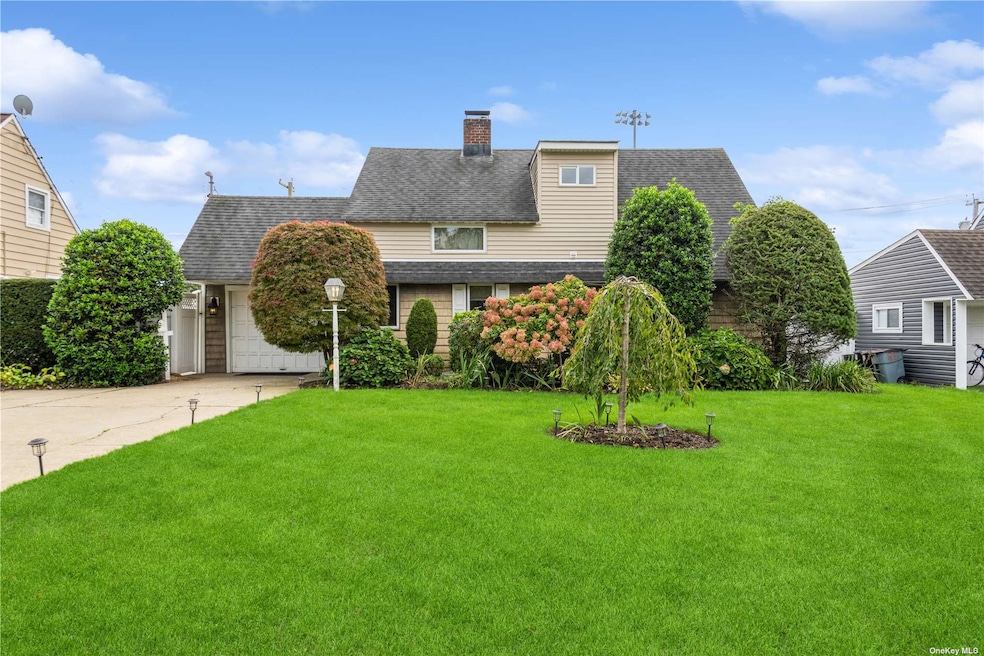 81 Chimney Ln, Levittown, NY 11756 - photo 1