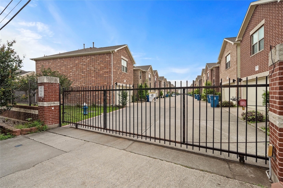 3732 Main Poplar Dr, Houston, TX 77025 - photo 1