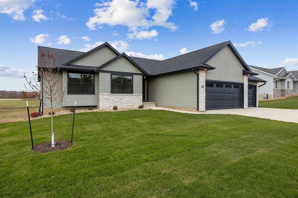 3660 Mclain Way, Hiawatha, IA 52233 - photo 1