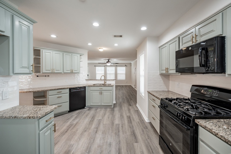 9917 Kingfisher Dr, Conroe, TX 77385 - photo 1