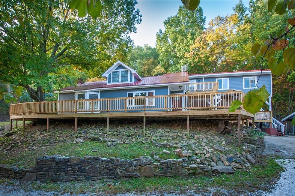 Fabulous Deck on 3 sides with 3 additional balconi
