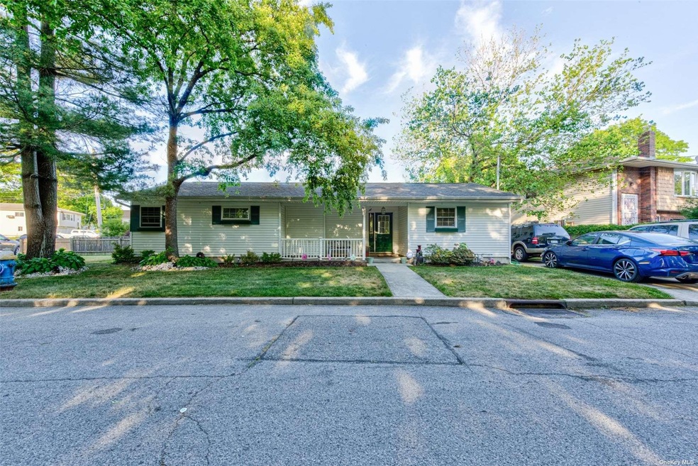 995 Pinelake Dr, West Hempstead, NY 11552 - photo 1