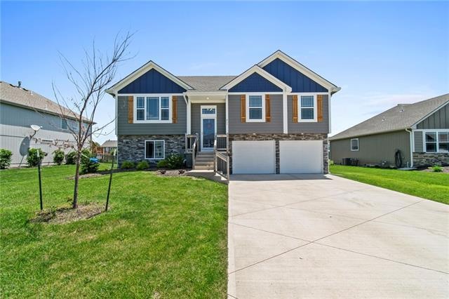 811 S Sunset Ln, Raymore, MO 64083 - photo 1