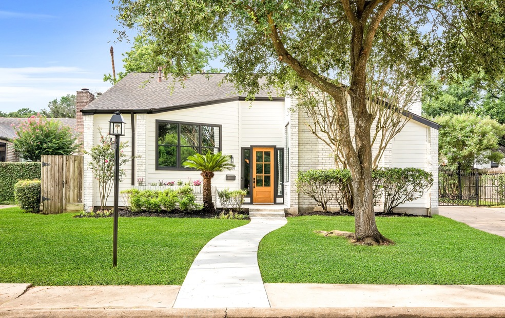 10219 Cedar Creek Dr, Houston, TX 77042 - photo 1