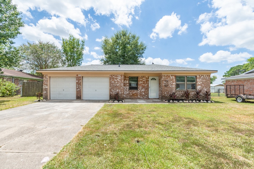 608 Circle Way, Alvin, TX 77511 - photo 1