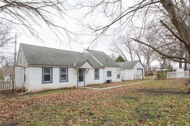 5621 Monrovia St, Shawnee, KS 66216 - photo 1