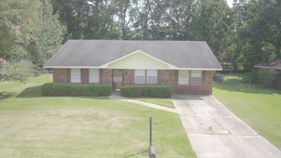 42 Clairmont Cir, Laurel, MS 39440 - photo 1