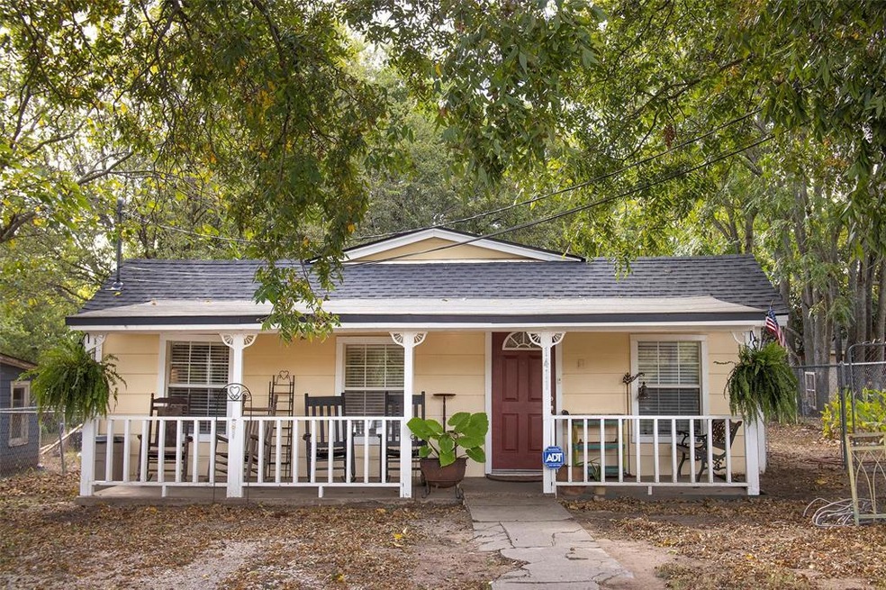 1411 Hanover St, Weatherford, TX 76086 - photo 1