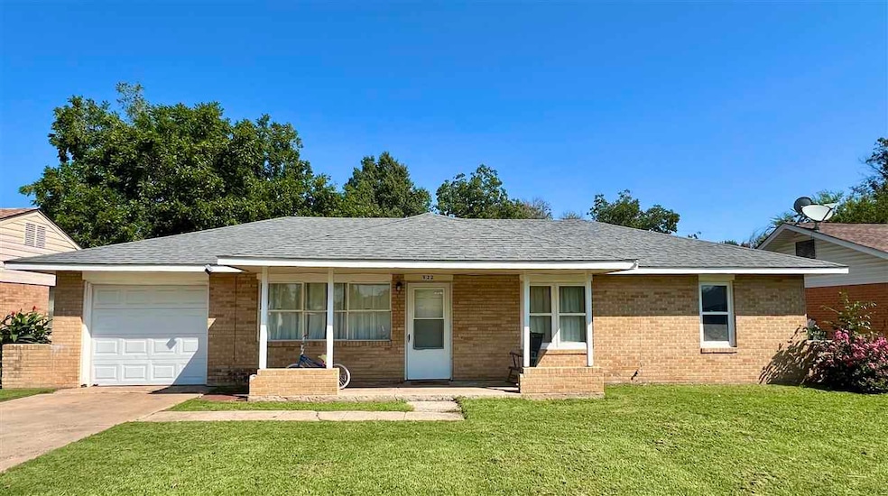 922 Robin Rd, Blackwell, OK 74631 - photo 1