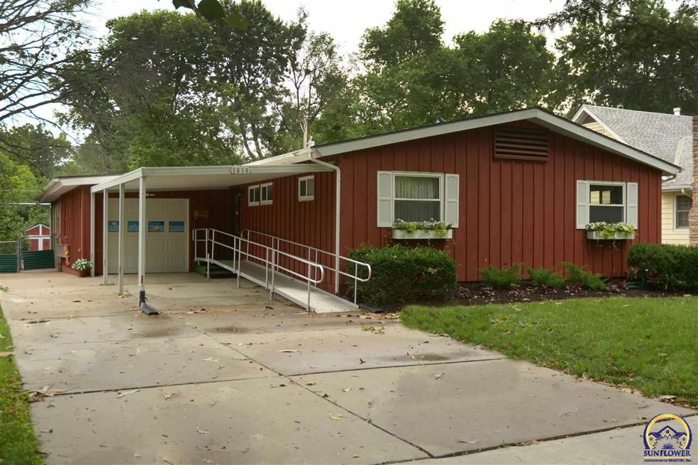1616 SW Burnett Rd, Topeka, KS 66604 - photo 1