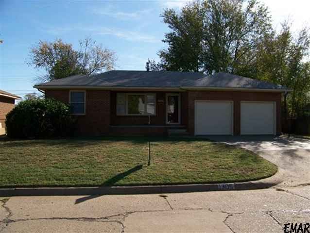 Brick & wood , traditional styling, Porch area, ne