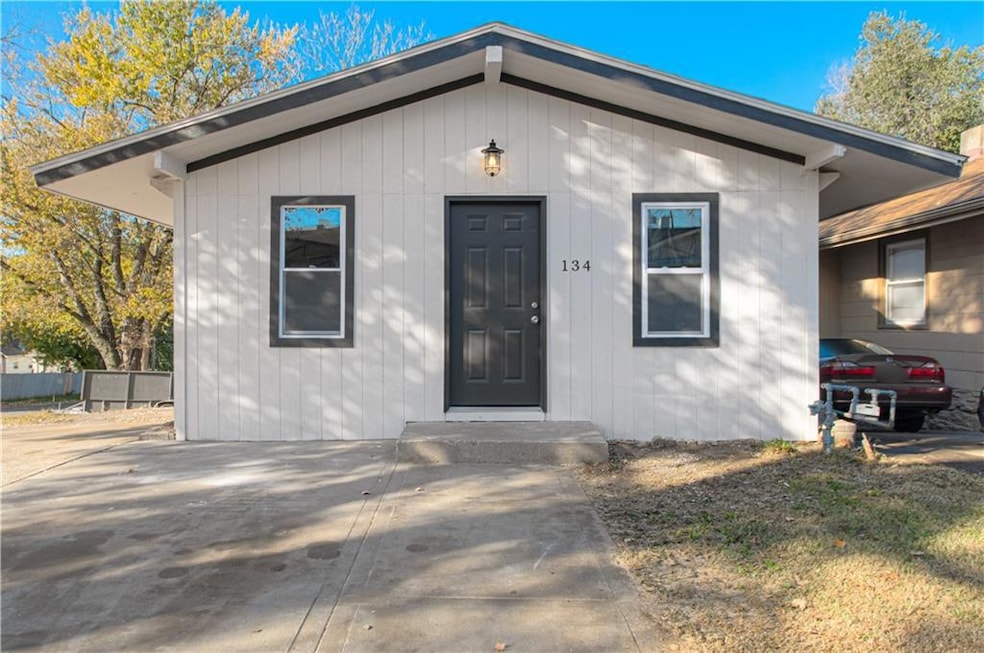 134 Bellaire Ave, Kansas City, MO 64123 - photo 1