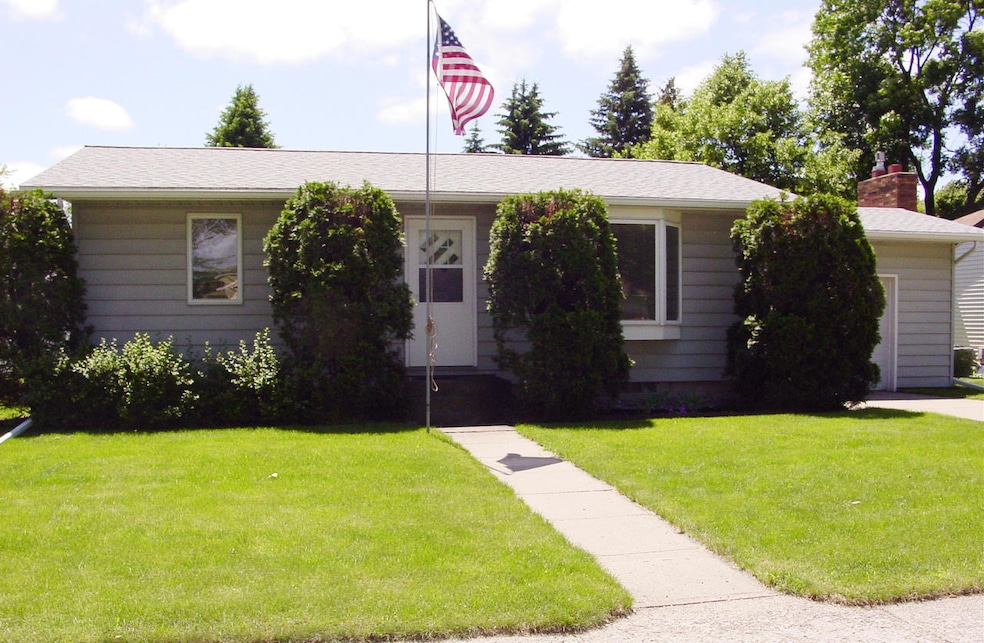 1507 11th Ave S, Grand Forks, ND 58201 - photo 1