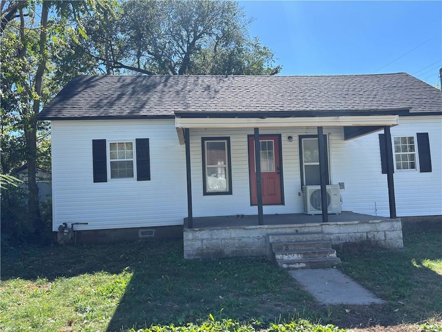 421 W 6th St, Baxter Springs, KS 66713 - photo 1