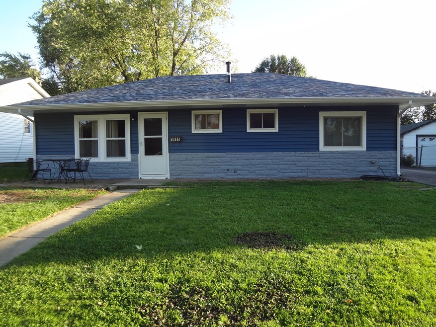 1911 Cherokee Rd, Carpentersville, IL 60110 - photo 1