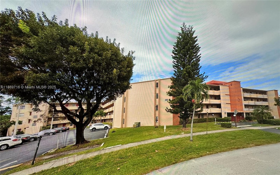 1501 NE 191st St unit C108, Miami, FL 33179 - photo 1