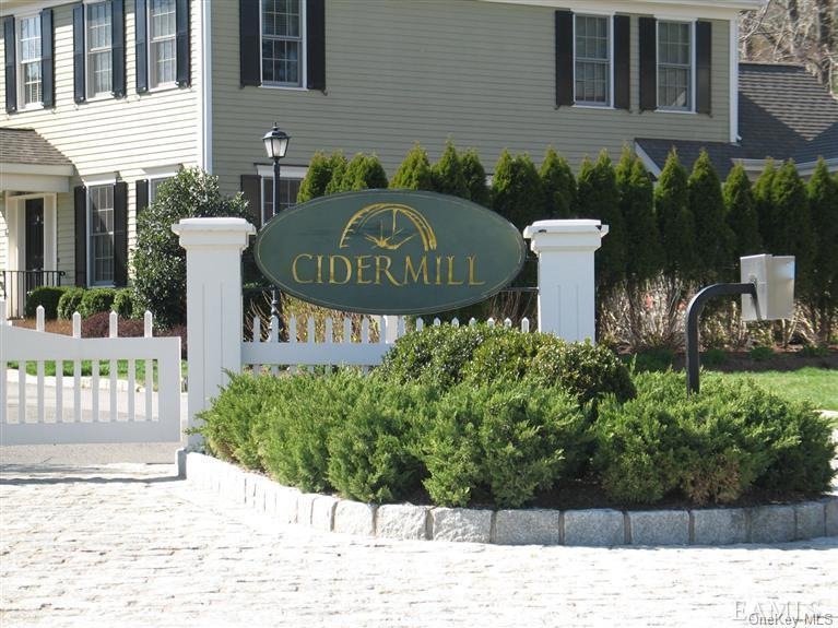 16 Cider Mill Cir, Armonk, NY 10504 - photo 1