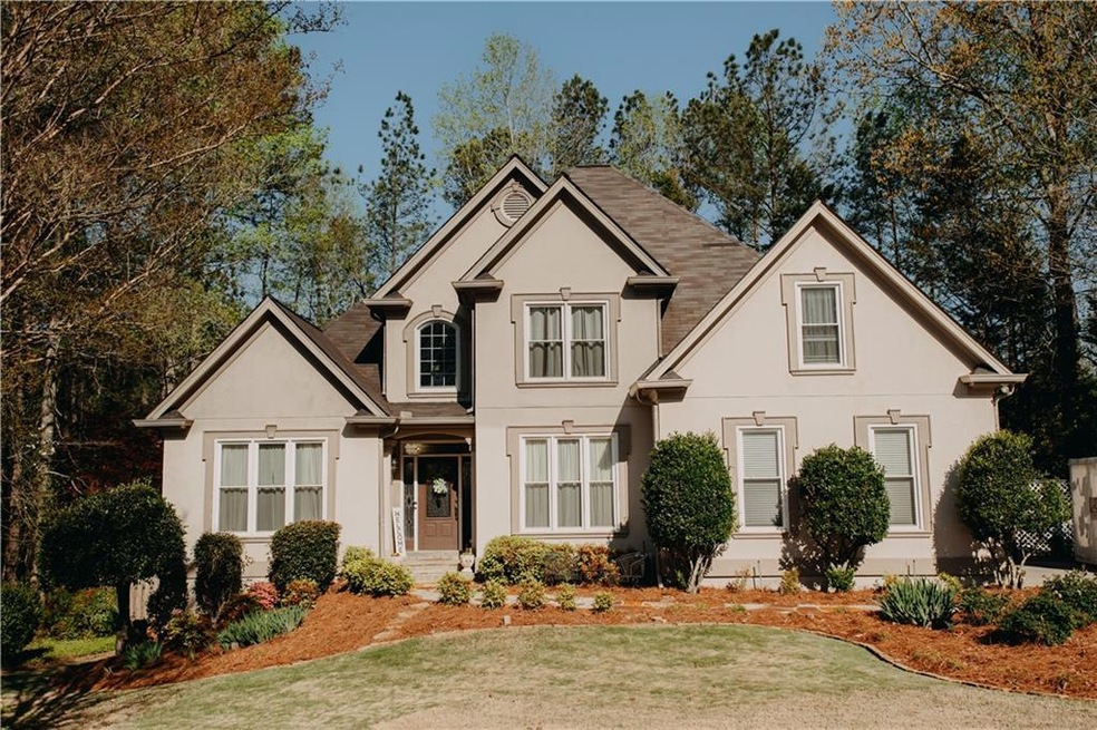 View of front property with a front yard