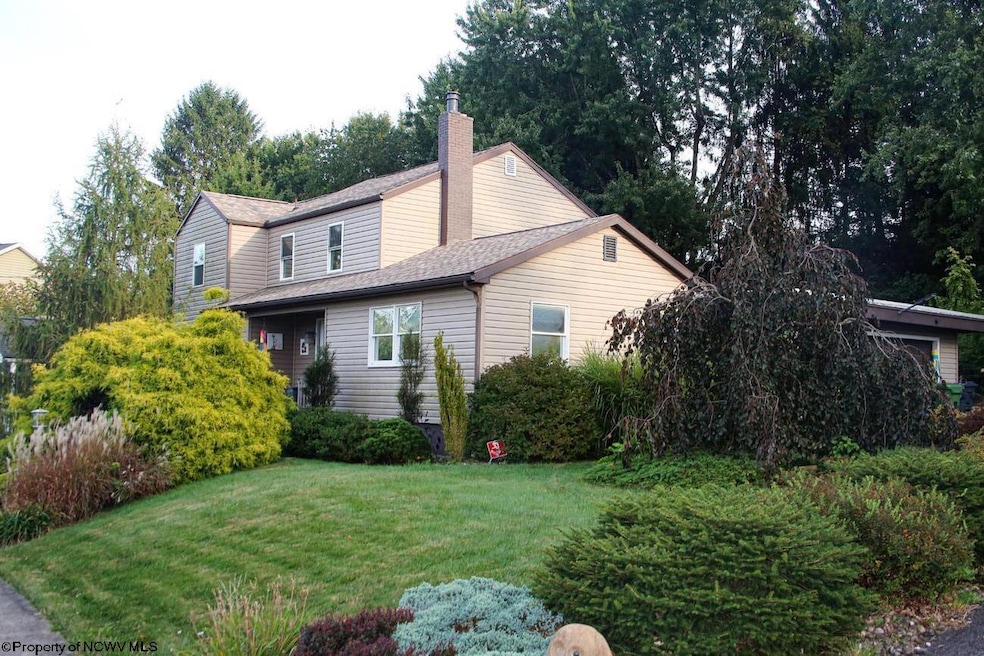 927 Fairfax Dr, Morgantown, WV 26505 - photo 1