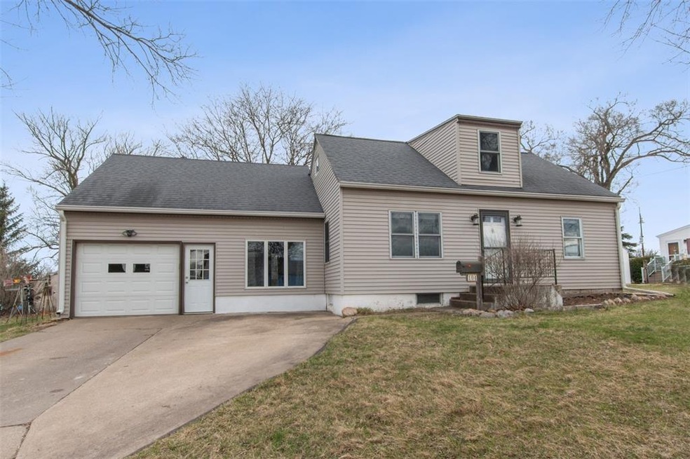 104 Fisher St, Hiawatha, IA 52233 - photo 1