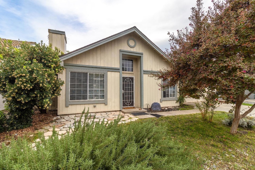 2189 E Pinedale Ave, Fresno, CA 93720 - photo 1