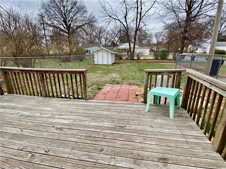 2001 SW Bowman Ct, Topeka, KS 66604 - photo 1